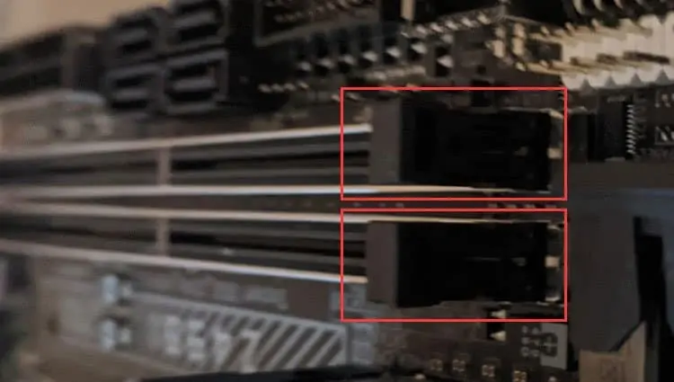 How To Build A PC For Beginners - Step By Step Guide 6 RAM-tabs