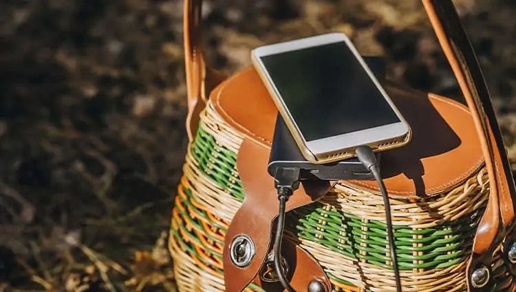 charging-phone-in-sunlight