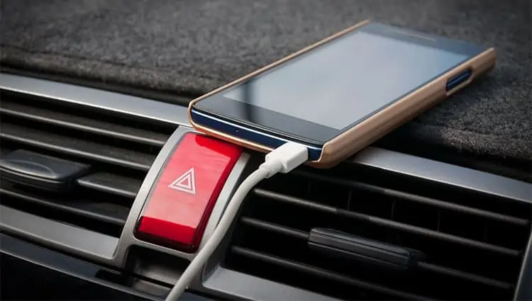 phone-charging-in-car
