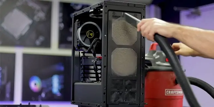 cleaning-computerby-aircompressor
