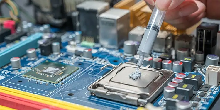PC Randomly Turns Off? 11 Ways To Fix It 11 applying-thermal-paste-on-cpu