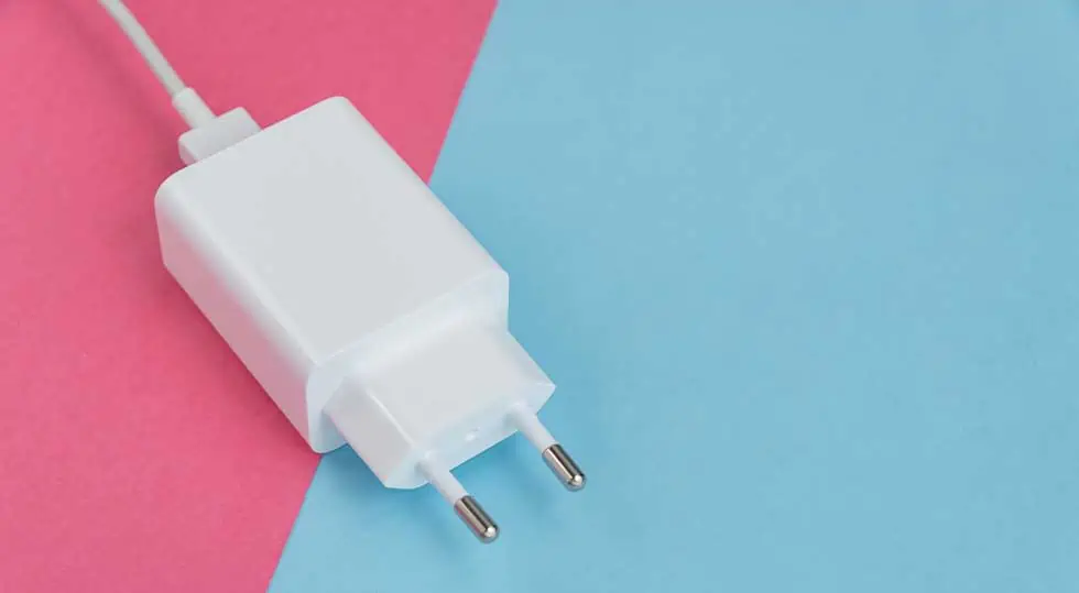 Samsung Wireless Charger Blinking Yellow? Here's What it Means 3 Strong-Wall-Adapter