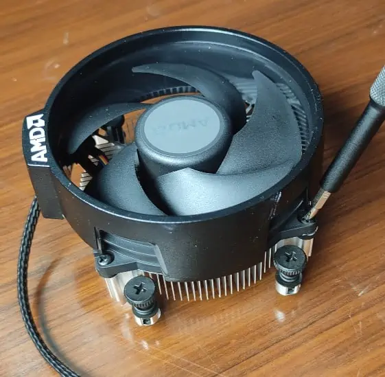 CPU-cooler-fan-screw