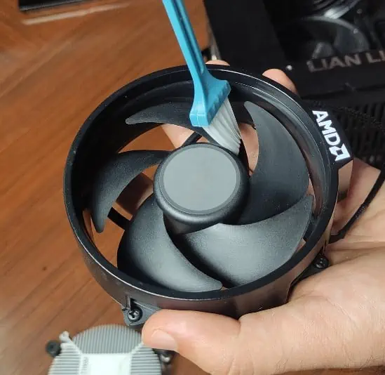 How to Clean Heatsink Properly 12 Clean-Fan-with-Brush