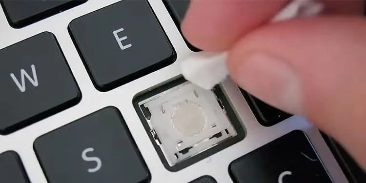 How to Remove and Clean Keys on Macbook 7 clean-keys-1