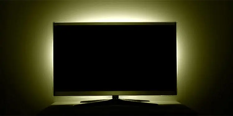 Best Monitor Settings For Your Eyes 7 lamp-behind-monitor