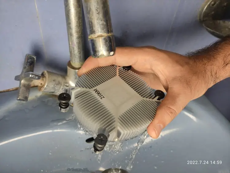 How to Clean Heatsink Properly 11 run-heatsink-under-tap