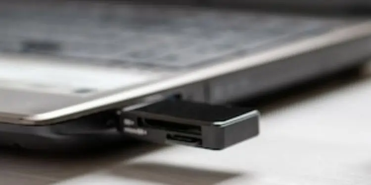 card-reader-into-laptop