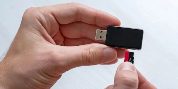 insert-sd-card-in-card-reader