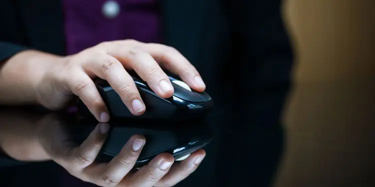 10 Best Mouse Pad Alternatives 6 mouse-in-a-reflective-surface