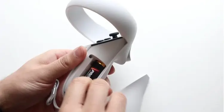 Oculus Controller Not Working? Here’s How to Fix It? 39 removing-battery-2