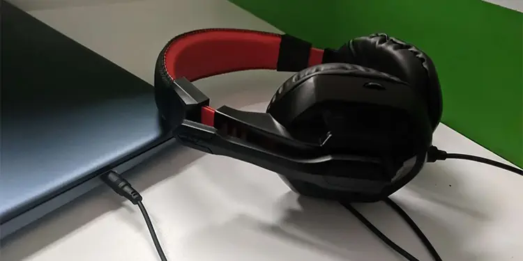 Headphone-PluggedIn-Laptop