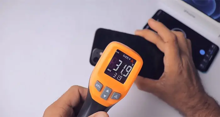 How to Check iPhone Temperature? 5 Point-the-thermometer-towards-the-back-of-the-iPhone