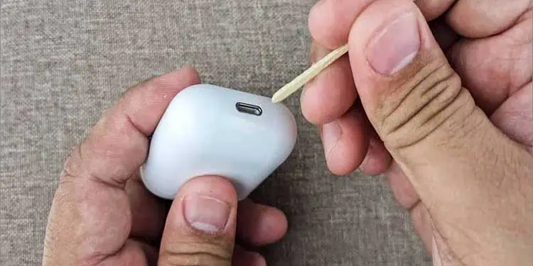 clean-airpod-port