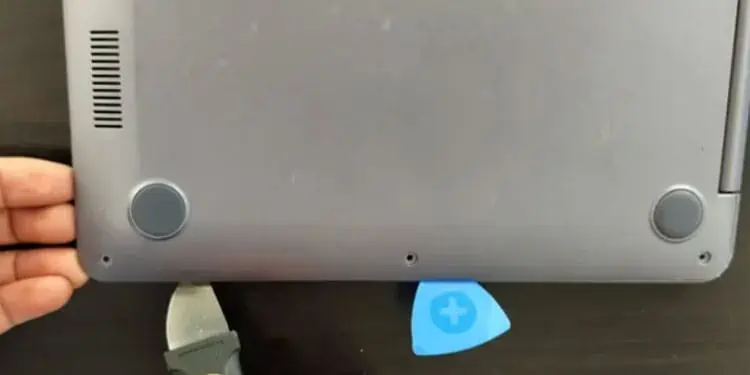 How to Fix Dell Laptop Not Turning On 7 insert-flat-screw