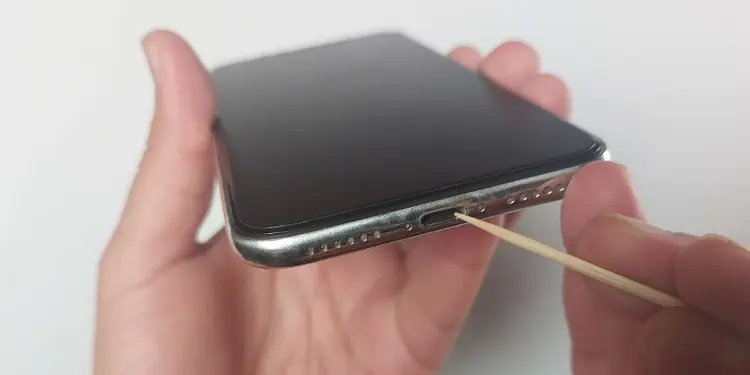 clean-the-iphone-charging-port