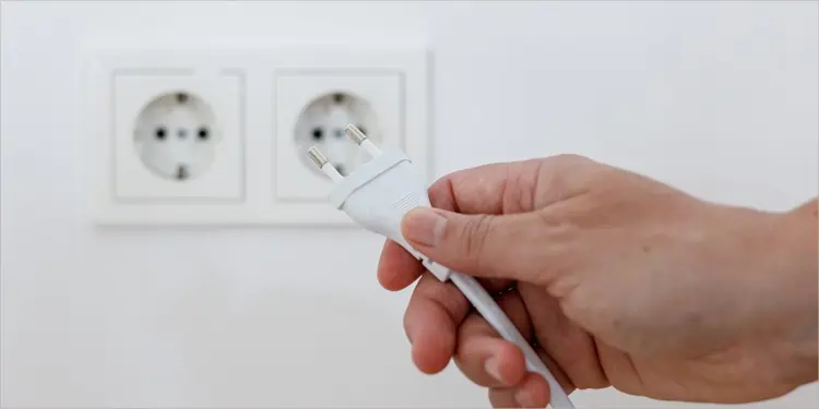 Samsung TV Red Light Blinking? Here’s How to Fix It 8 do-a-soft-reset-on-tv