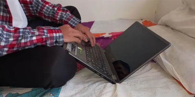 How to Safely Use Laptop on Bed Without Overheating It 4 laptop-knee-lift