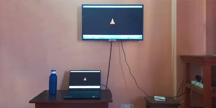 How to Safely Use Laptop on Bed Without Overheating It 7 tv-laptop