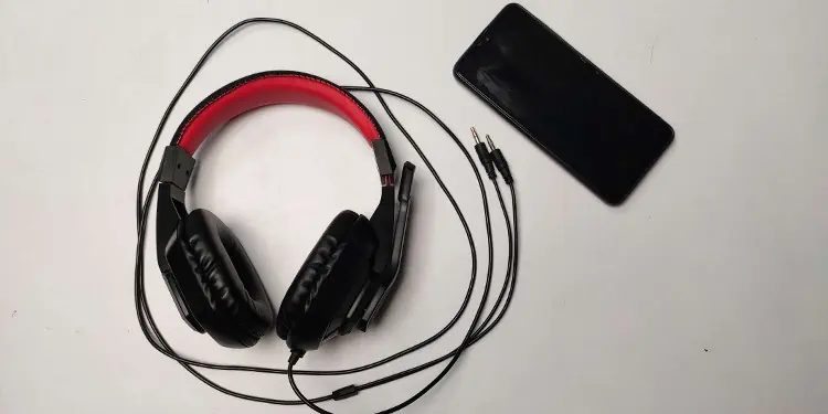Microphone Not Working on Windows? Here’s How to Fix It 1 check-microphone-on-smartphone-1