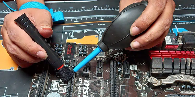 RAM Slot Not Working on My Motherboard - How to Fix it? 2 cleaning-ram-slot