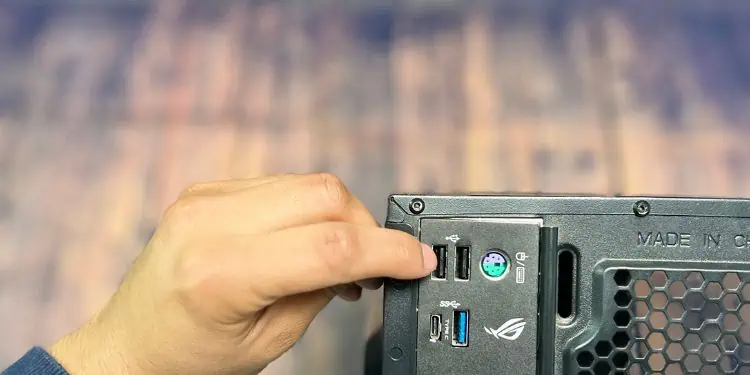 How to Clean USB Port on PC (Comprehensive Guide) 10 avoid-inserting-your-finger-inside-usb-port
