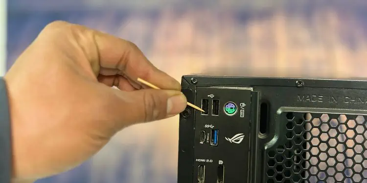 How to Clean USB Port on PC (Comprehensive Guide) 17 carefully-pull-out-dirt-particles-using-a-toothpick