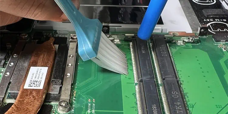 Why is My Lenovo Beeping? How to Fix It 5 clean-RAM-slot