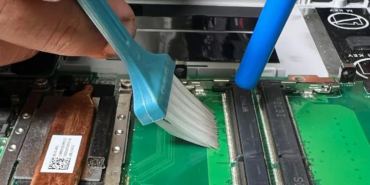 Display Not Working on Laptop? 9 Ways to Fix It 21 clean-ram-slot-1