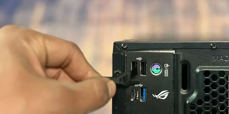 How to Clean USB Port on PC (Comprehensive Guide) 19 clean-usb-port-using-a-brush