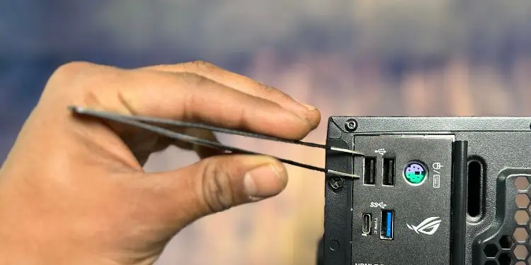 How to Clean USB Port on PC (Comprehensive Guide) 16 cleaning-usb-using-tweezers