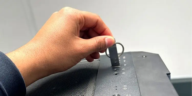 insert-flash-drive