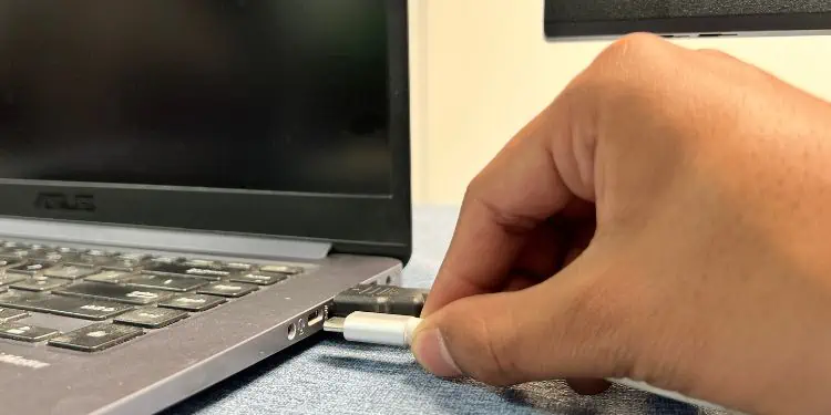 How to Connect Two Monitors to a Laptop (in 5 Steps) 7 insert-usb-c-to-laptop-port