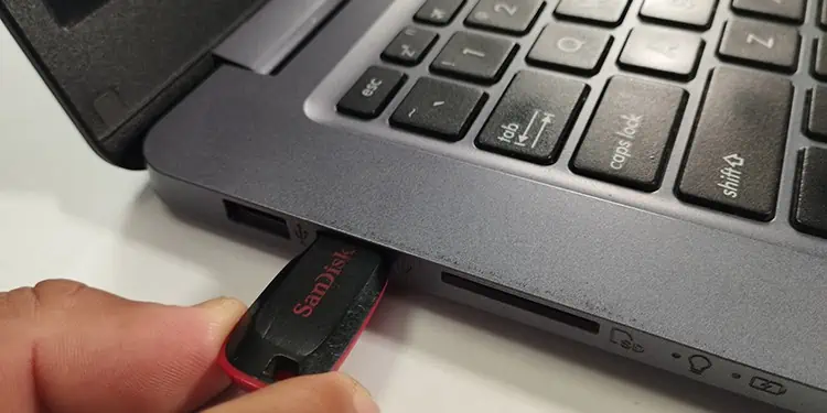 inserting-usb-1