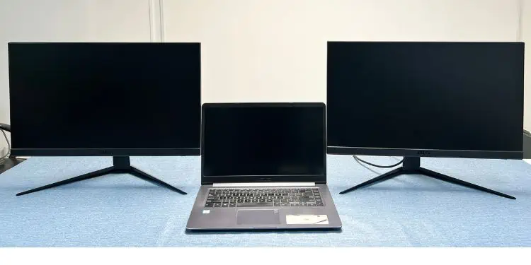 How to Connect Two Monitors to a Laptop (in 5 Steps) 3 laptop-in-middle-two-screens-at-the-side
