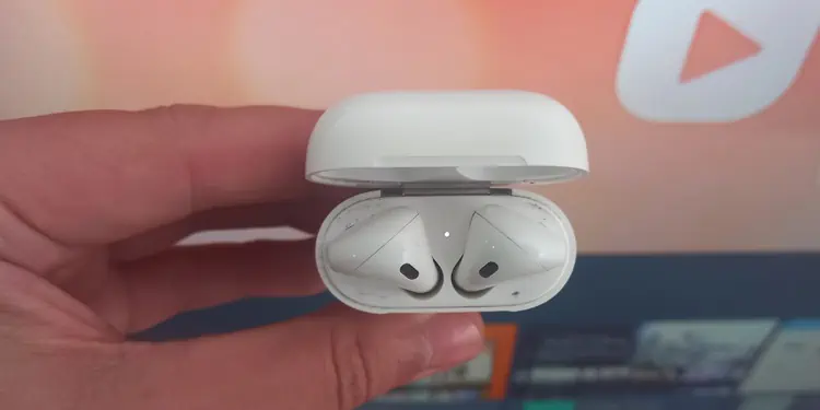 How to Connect AirPods to Samsung TV? (Step-by-Step Guide) 5 white-light-blinking-on-airpods