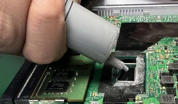 ASUS Laptop Won't Turn On? Try These 8 Fixes 24 apply-thermal-paste-laptop-cpu