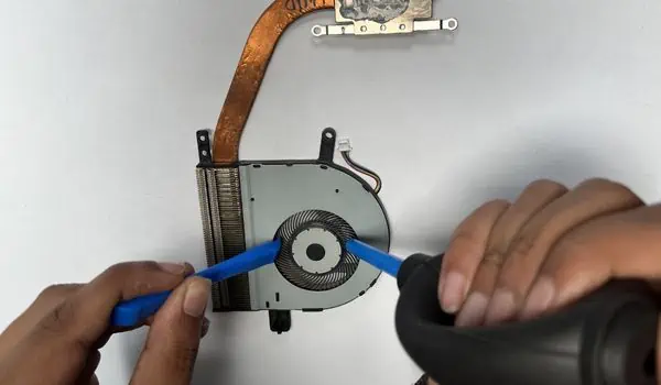ASUS Laptop Won't Turn On? Try These 8 Fixes 22 clean-laptop-fan-using-compressed-air