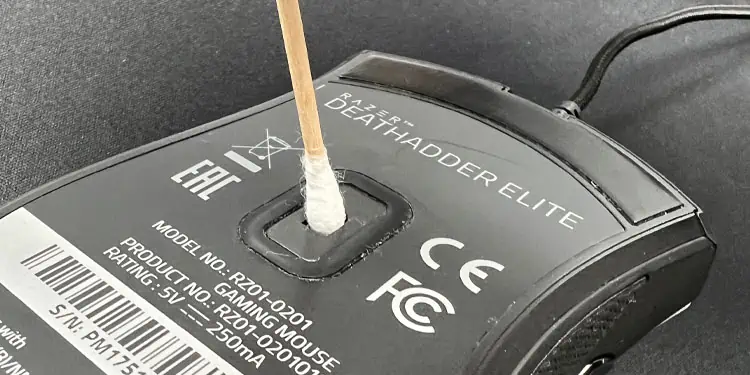 clean-razer-mouse-sensor-using-qtip