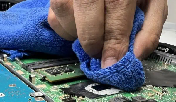 ASUS Laptop Won't Turn On? Try These 8 Fixes 21 clean-thermal-paste-off-cpu