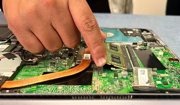 ASUS Laptop Won't Turn On? Try These 8 Fixes 15 pull-out-ram-stick