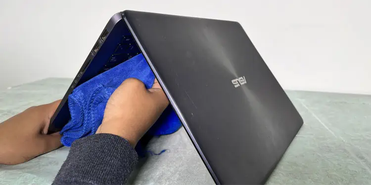 soak-water-from-laptop