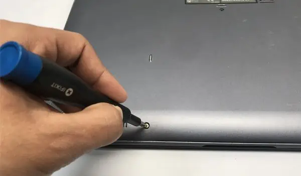 tighten-the-laptop-screws