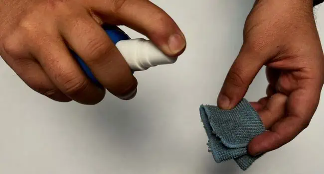 apply-lcd-screen-cleaner-to-microfiber-cloth