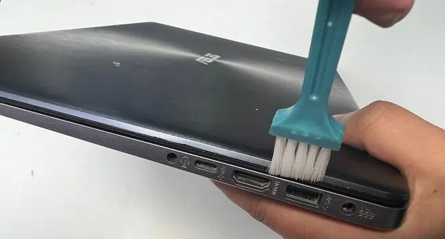 brush-cleaning-laptop-ports