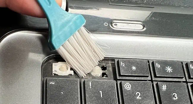 brush-laptop-key