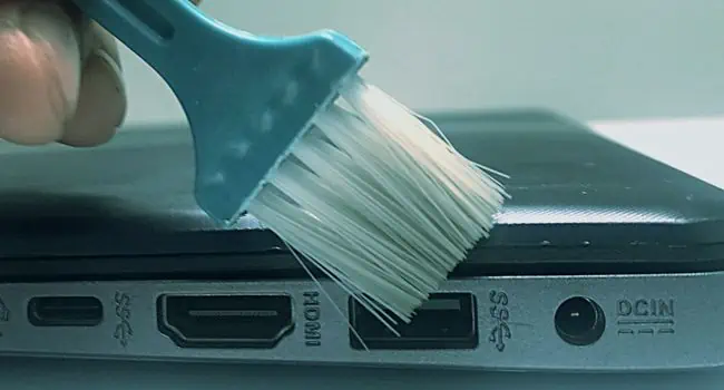 brush-laptop-port