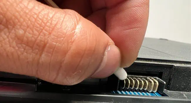 clean-external-laptop-battery-pins