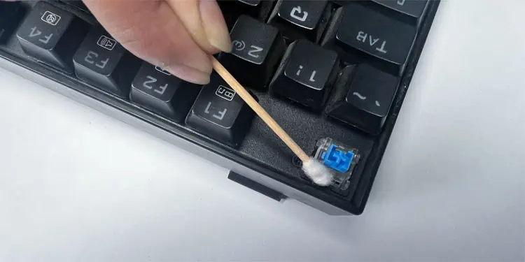 How to Fix a Stuck Key on a Keyboard 2 clean-key-switch-1