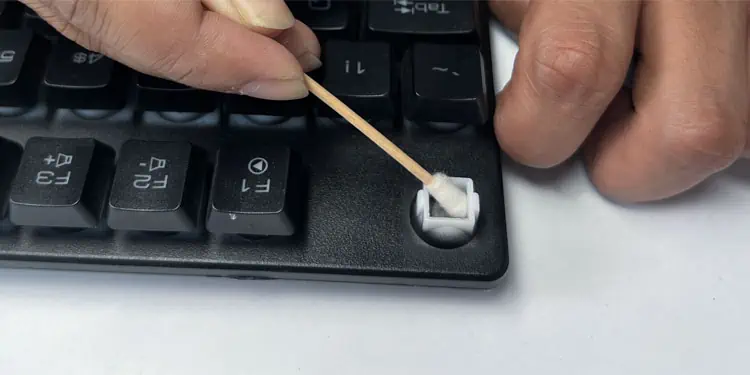 How to Fix a Stuck Key on a Keyboard 5 clean-keyboard-case-lock-membrane
